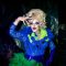 Dragqueen Atlantika van Doom posiert im Scheinwerferlicht