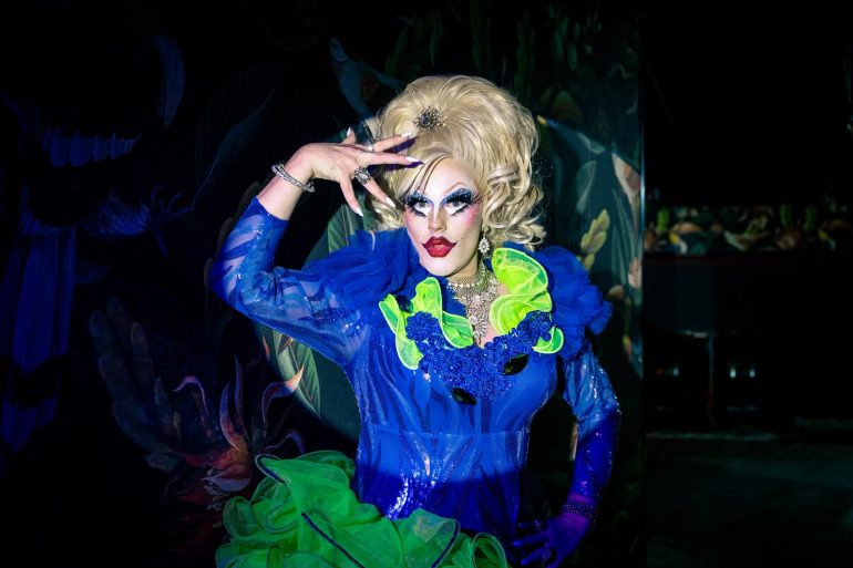 Dragqueen Atlantika van Doom posiert im Scheinwerferlicht